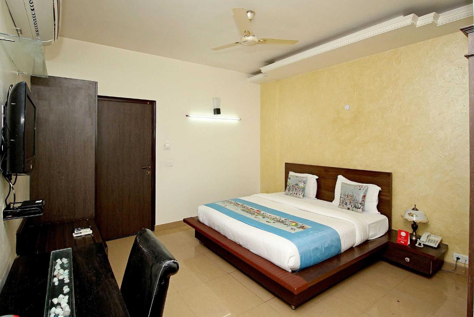 Super Collection O Sakshi Hotel Гургаон Екстериор снимка